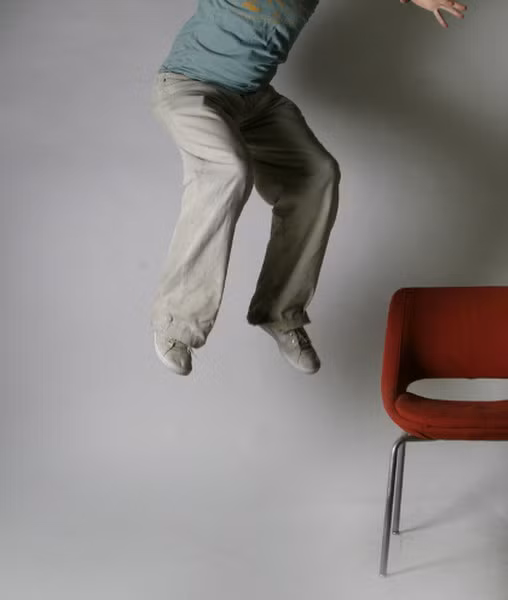 Nhiều người Đan Mạch đón năm mới bằng cách vào nửa đêm, họ sẽ đứng lên ghế, sau đó nhảy xuống. Đây được xem là hành động xua đuổi tà ma và mang lại may mắn.