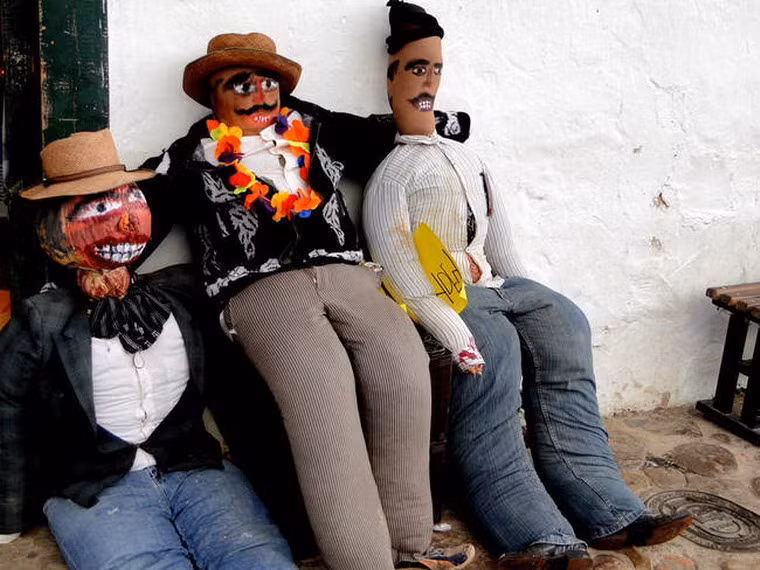 Vào dịp năm mới, mọi người trong gia đình ở Colombia cùng nhau làm một hình nộm rất to gọi là "Ngài năm cũ" (Mr. Old Year). Họ nhét vào bên trong hình nộm này những thứ không cần thiết để đốt hết vào lúc giao thừa.