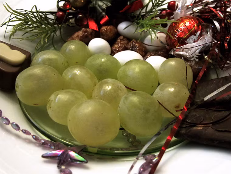 Tại Tây Ban Nha, người dân có tục ăn 12 trái nho khi nghe 12 tiếng chuông nhà thờ lúc giao thừa. Tục lệ này cũng thể hiện niềm mong muốn sang năm mọi người có những vụ mùa nho bội thu.