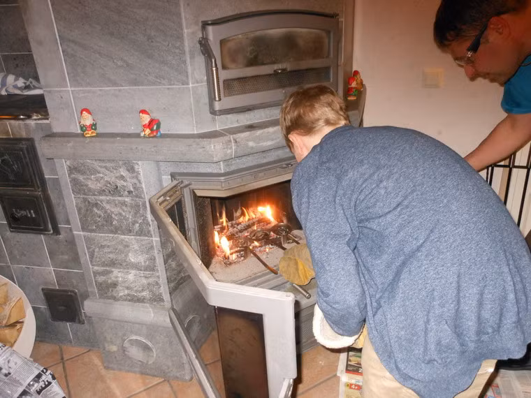 Truyền thống lâu đời ở Phần Lan là phỏng đoán năm mới của một người bằng cách thả những hộp lon đã được nung chảy vào một thùng nước, sau đó xem hình dáng của nó khi cứng lại.