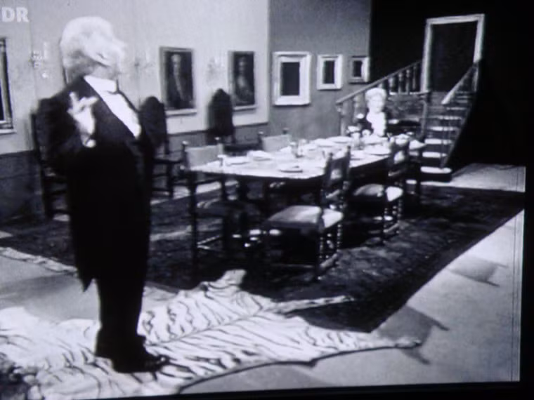 Hầu như tất cả người dân Đức vào đêm giao thừa mỗi năm đều được xem bộ phim hài ngắn 10 phút của Anh về bữa tối sinh nhật 90 tuổi cô đơn của một cụ bà. Bộ phim kết thúc với lời chúc mừng năm mới tất cả mọi người.