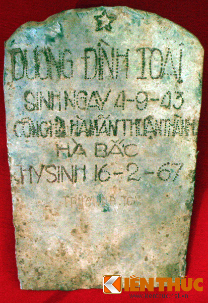 Một lưỡi xẻng được dùng làm bia mộ của liệt sĩ quân tình nguyện Việt Nam hi sinh tại tỉnh Khăm Muộn, Lào, tìm được vào năm 2001.