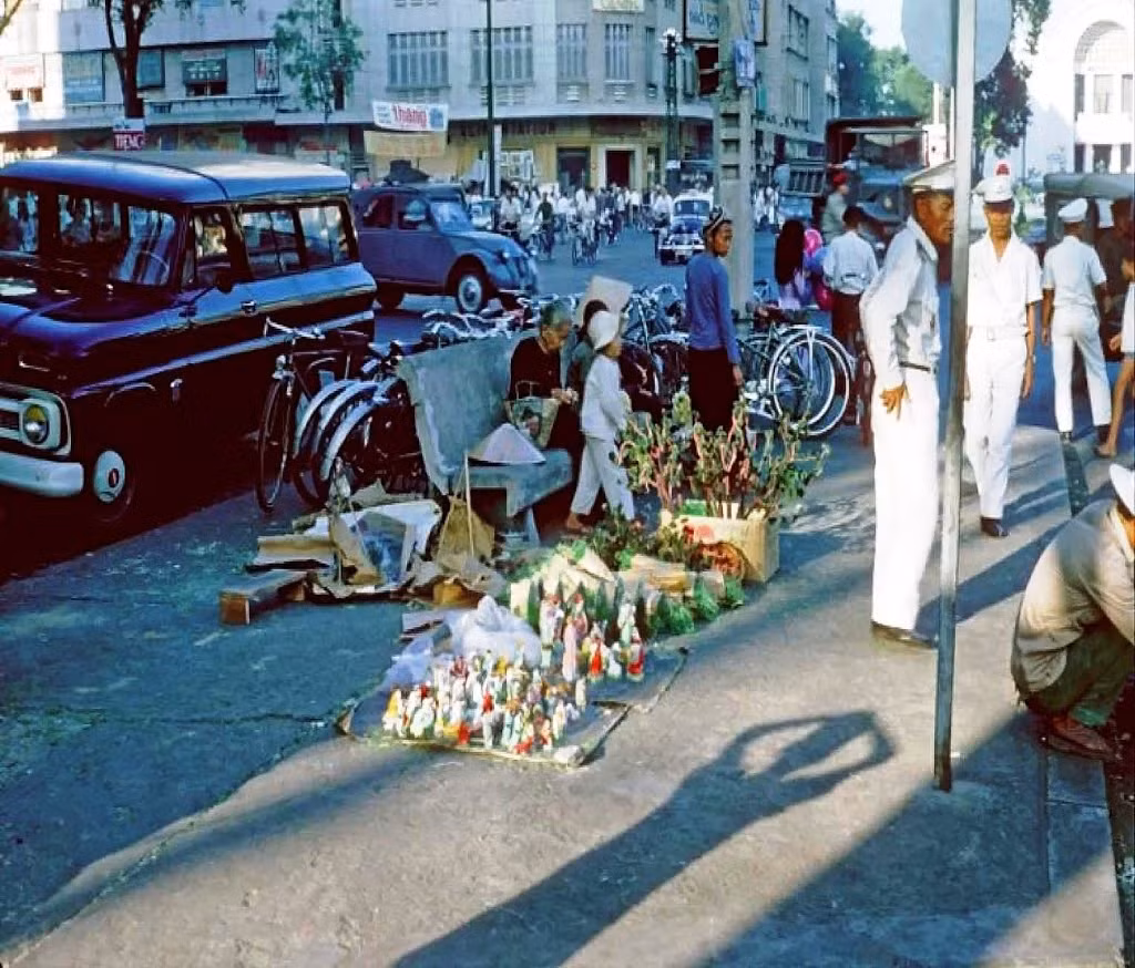 Các món đồ Giáng sinh được bày bán trên vỉa hè đường Lê Lợi, 1964.