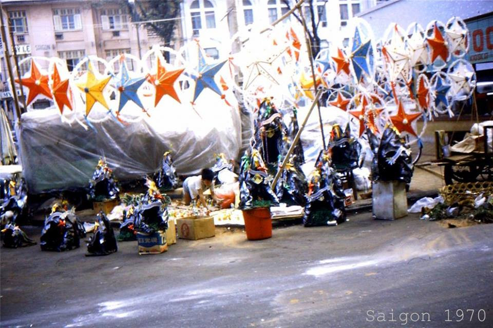 Đèn ông sao là vật trang trí không thể thiếu trong dịp Giáng sinh ở Sài Gòn trước 1975.