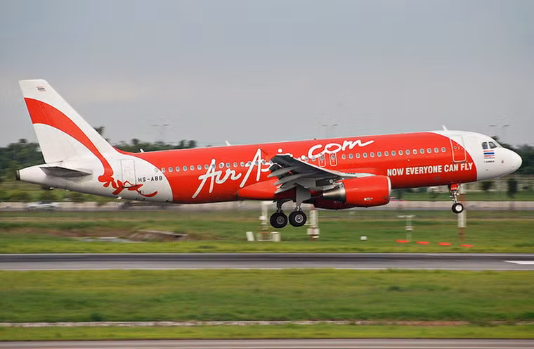 Ngày 27/12/2013, máy bay Airbus 320-200 của AirAsia với mã số đăng ký HS-ABB mang số hiệu chuyến bay FD-3167 đã đâm phải một đàn chim khi bay từ Phuket đến Chiang Mai (Thái Lan) với 181 hành khách trên khoang.