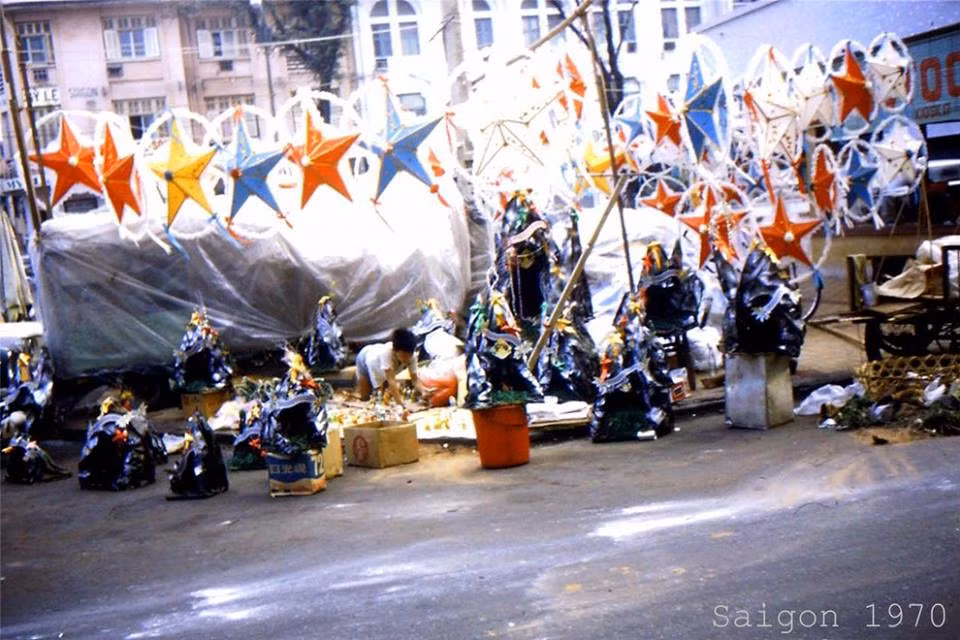 Đèn ông sao là vật trang trí không thể thiếu trong dịp Giáng sinh ở Sài Gòn trước 1975.