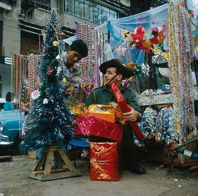 Một lính Australia mua sắm đồ Giáng sinh ở Sài Gòn năm 1966.