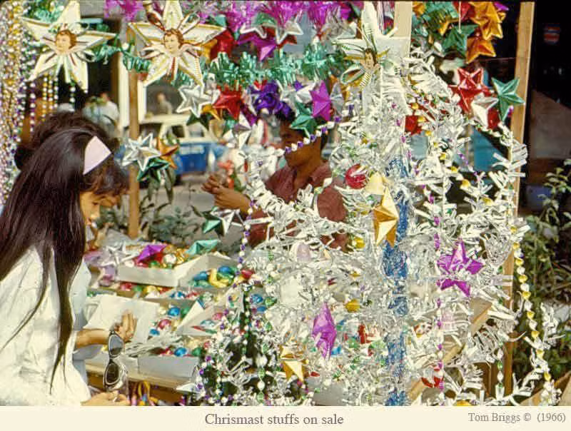 Thiếu nữ Sài Gòn bên một quầy hàng Giáng sinh, 1966.