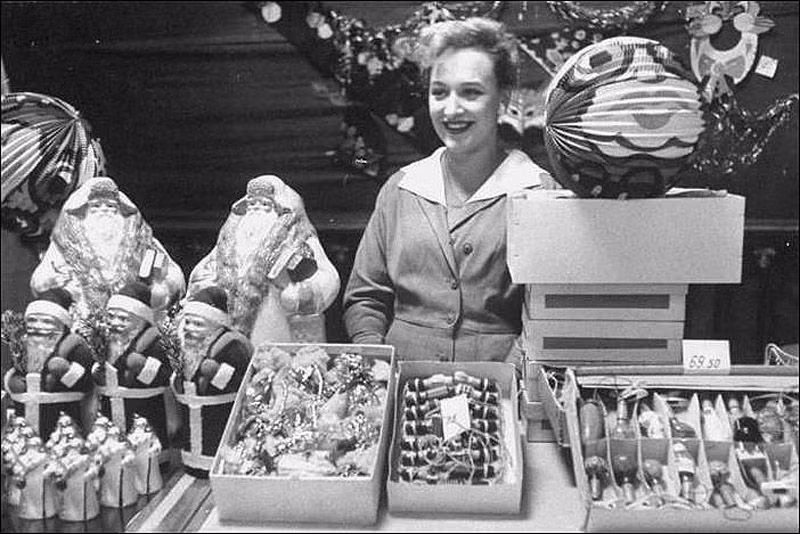 Một quầy hàng đồ chơi Giáng sinh ở Liên Xô thập niên 1970.