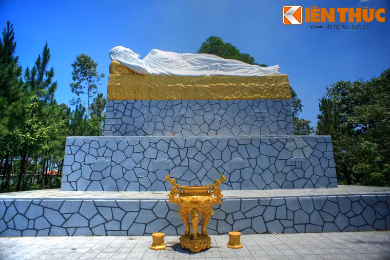 Trên đường vào khuôn viên chùa còn có tượng Thế Tôn nhập Niết Bàn nằm dài hơn 7m. Nhờ hai bức tượng này mà chùa Thiền Lâm còn được gọi là "chùa Phật đứng - Phật nằm".