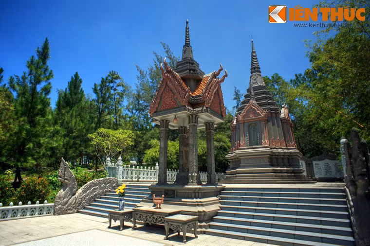 Khu tháp mộ thiền sư Hộ Nhẫn.