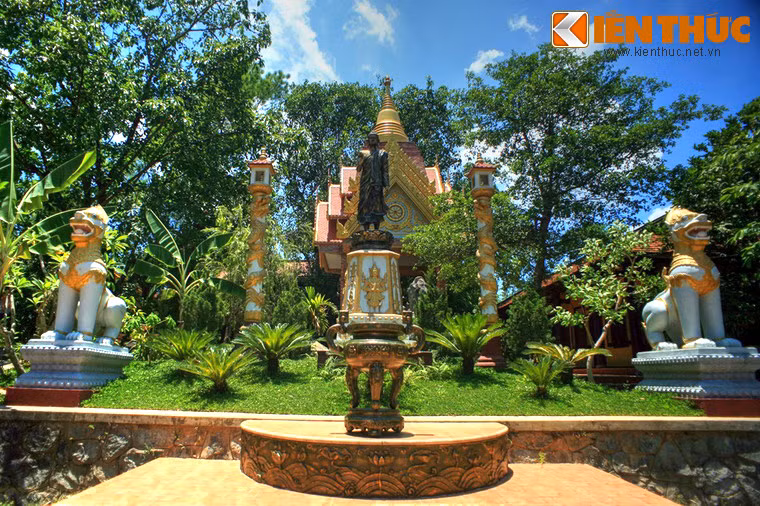 Từ cổng chính đi thẳng vào trong chùa sẽ gặp một khu vườn với bức tượng Đức Phật bằng đồng ở tư thế đang đứng với dáng vẻ uy nghi và thanh thoát ở trung tâm, xung quanh bài trí tượng, trụ biểu, Phật tháp mang phong cách Nam tông.