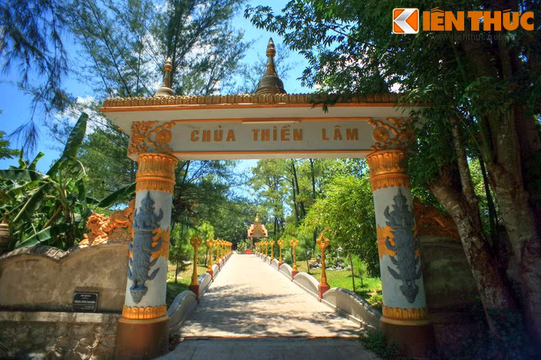 Cổng chùa được xây theo phong cách Phật giáo Nam Tông, nhẹ nhàng nhưng ấn tượng.