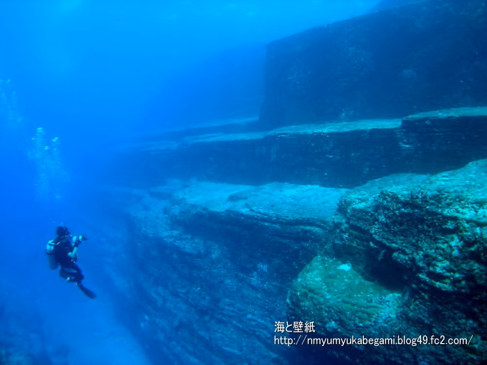 Công trình này dài đến 100m, có dạng bậc thang của các kim tự tháp với những góc cạnh tinh tế.