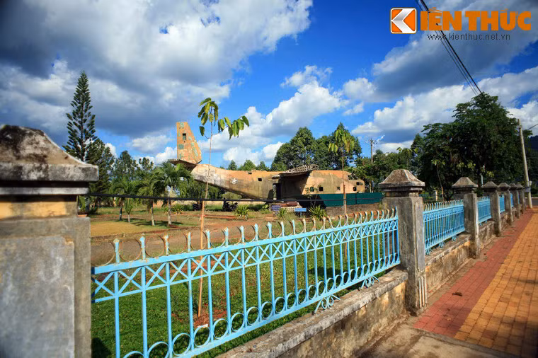 Xác chiếc máy bay tại thị xã Phước Long chính là bằng chứng lịch sử cho một tội ác chiến tranh không thể nào gột rửa trên mảnh đất Việt Nam.