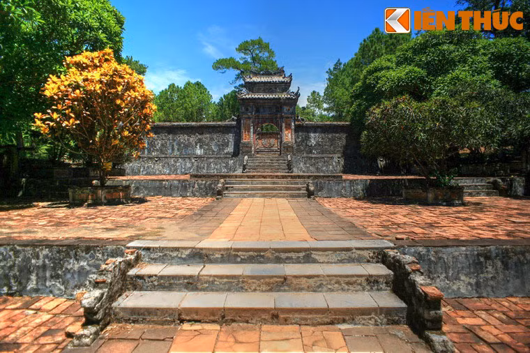 Lăng mộ Lệ Thiên Hoàng Hậu (Vũ Thị Duyên, 1828 - 1903) - vợ cả vua Tự Đức được gọi là lăng Khiêm Thọ, tọa lạc ở phía Bắc của khuôn viên lăng vua Tự Đức ở Huế.