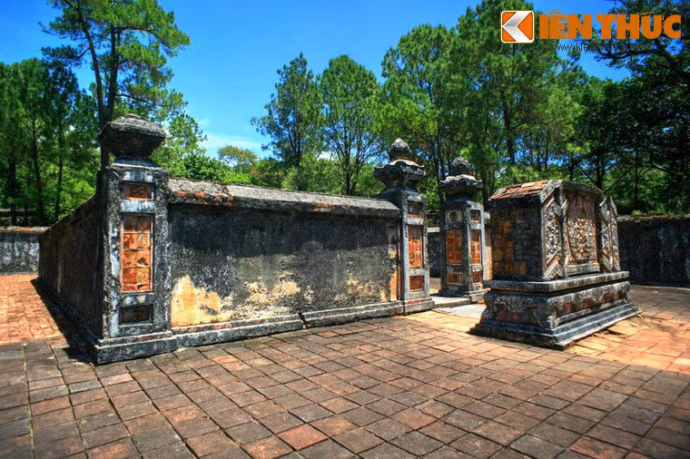 Phía sau cổng là bức bình phong và vòng thành trong bao quanh mộ.