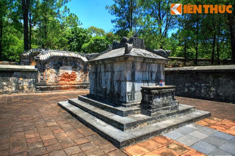 Mồ phần của Lệ Thiên Hoàng Hậu xây bằng đá, dạng thạch thất trên ba tầng nền. .