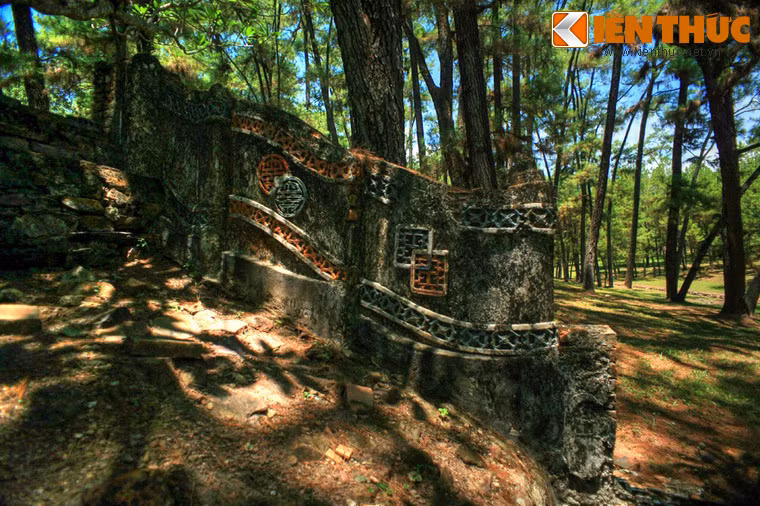 Trong bối cảnh đất nước bất ổn, bà vất vả quán xuyến công việc của triều đình, không sao tránh khỏi sơ suất, phật ý Tự Đức nên tháng năm 1882 bị giáng xuống làm Trung phi. Trước khi mất, vua Tự Đức mới cân nhắc về đức độ, công lao của bà nên đã có di chiếu để lại tôn bà là Hoàng hậu Lệ Thiên Anh.