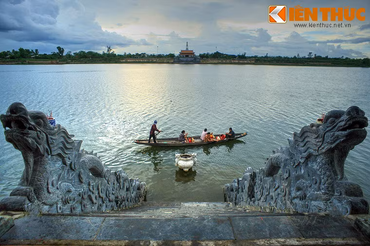 Cũng trong những ngày hè 1972, dòng sông Thạch Hãn bên thành cổ Quảng Trị đã chứng kiến huyền thoại bám cầu, bám sông, mở đường Nam tiến dưới mưa bom bão đạn của các chiến sĩ quân Giải phóng. Ảnh: Bến thả hoa tưởng niệm các anh hùng liệt sĩ bên bờ sông Thạch Hãn.