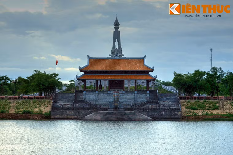 Đã có rất nhiều chiến sĩ vĩnh viễn nằm lại dưới đáy sông ở độ tuổi tươi đẹp nhất của cuộc đời. Ảnh: Đài tưởng niệm bên sông Thạch Hãn.