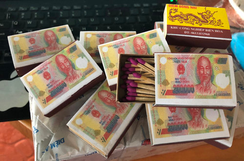 Sản phẩm diêm Đồng Nai in hình tờ tiền trên vỏ hộp.