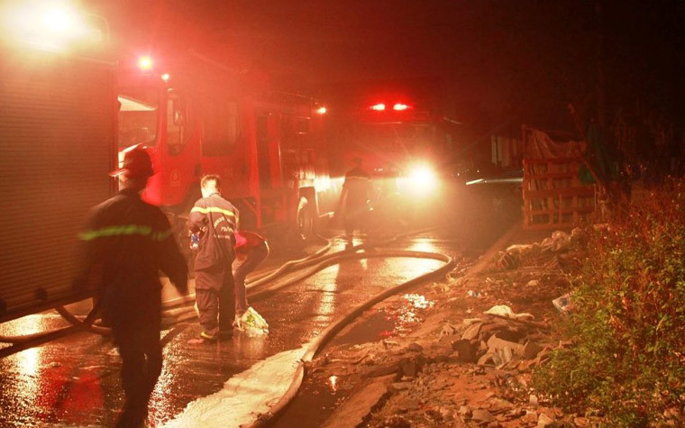 Hỏa hoạn đã khiến một khối lượng lớn hàng hóa trong kho hàng bị thiêu rụi nhưng không gây thiệt hại đáng tiếc về người. Hiện nguyên nhân đang được điều tra. 