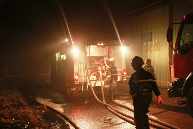 Cảnh sát PCCC quận 12 phối hợp với các đơn vị nghiệp vụ có mặt phong tỏa khu vực, tiếp cận dập lửa.