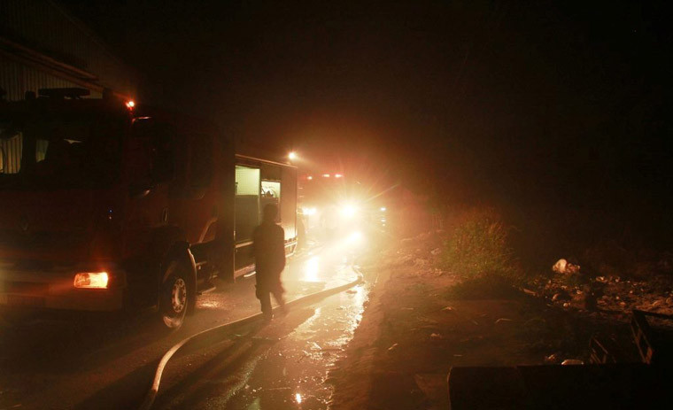 Các chiến sĩ cảnh sát chữa cháy đã tiếp cận từ nhiều hướng để khống chế, ngăn chặn cháy lan sang các khu dân cư.