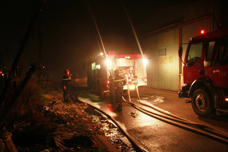 Lửa gặp các vật liệu dễ cháy nhanh chóng lan rộng, bao trùm toàn bộ kho hàng và có nguy cơ lan sang các kho xung quanh.