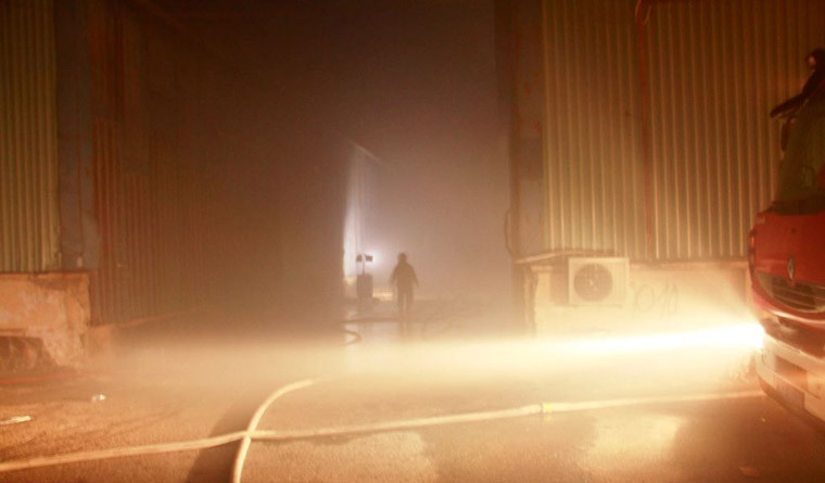 Tuy nhiên, lực lượng chữa cháy vẫn tiếp tục dập lửa nhằm ngăn chặn cháy lan.