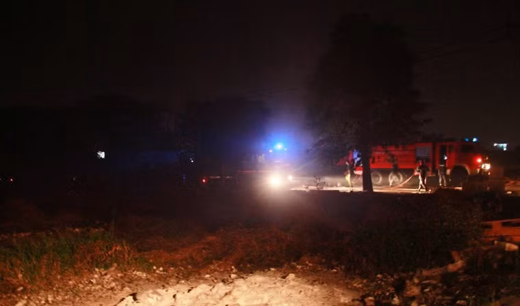 Mái tôn nhà kho đổ sập, khu vực bị mất điện hoàn toàn kèm khói đặc quánh khiến công tác khống chế lửa gặp khó khăn. 