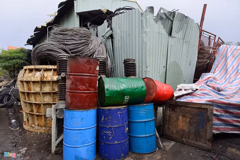 Cách hiện trường hàng trăm mét, nhiều xưởng, nhà kho cũng cửa đóng then cài.