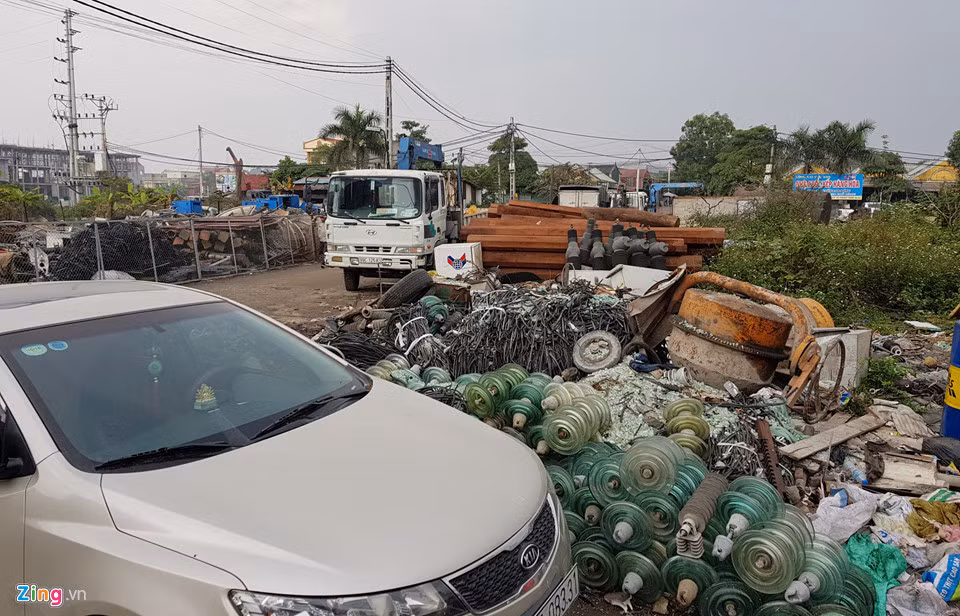 Một điểm thu mua sắt, phế liệu... lộ thiên nằm ở ngã ba thôn Quan Độ vắng bóng công nhân làm việc, thu mua.