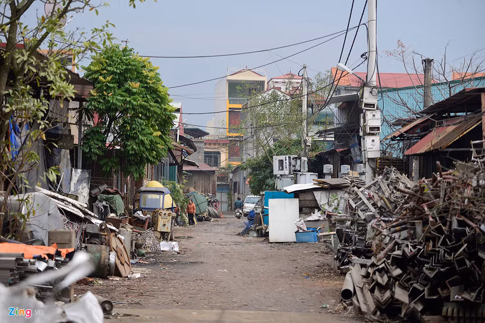 Giàu lên từ đó, tuy nhiên người làng Quan Độ phải đánh đổi nhiều thứ. Hàng loạt sự cố như phát nổ khi bóc tách máy móc, hay ô nhiễm môi trường, âm thanh... xảy ra thường xuyên.