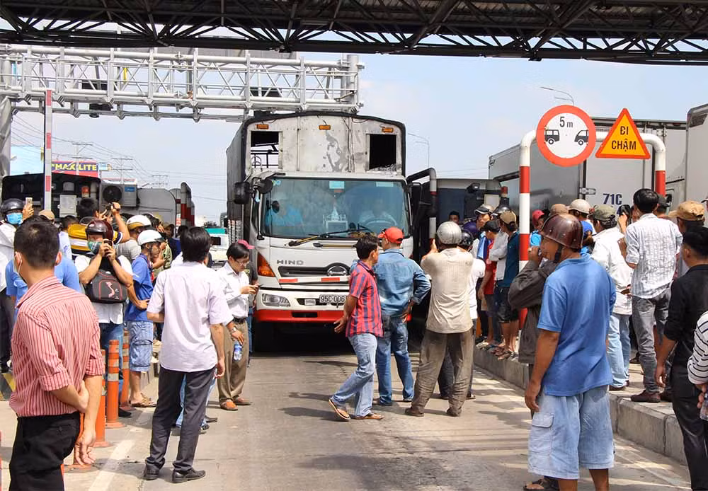 Các tài xế không chịu mua vé, cho xe dàn hàng ngang ở trạm BOT Cần Thơ - Phụng Hiệp, thậm chí còn bóp kèn inh ỏi.