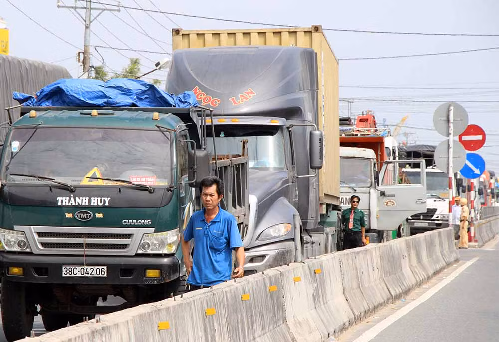 Nhiều tài xế ở phía sau ngán ngẩm bỏ ra ngoài nghe ngóng tình hình.