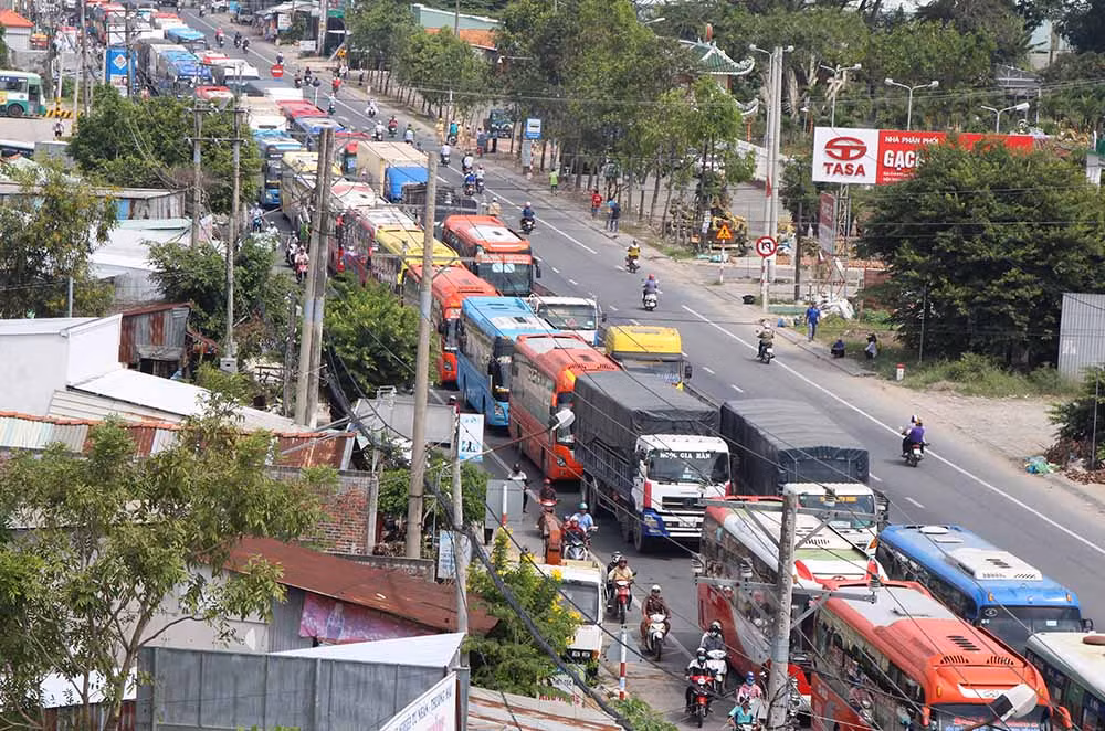 Ở phía sau trạm, giao thông hướng từ Sài Gòn về miền Tây tê liệt, phương tiện ùn ứ dài cả cây số.
