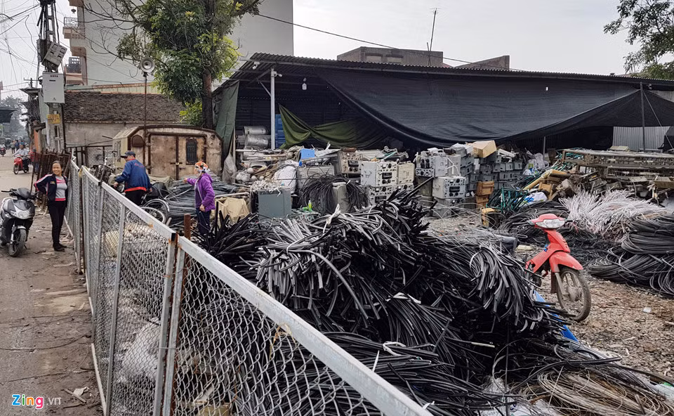 Ở một số điểm khác, cửa vẫn đóng. Bên trong có hai ba người đang gom phế liệu.