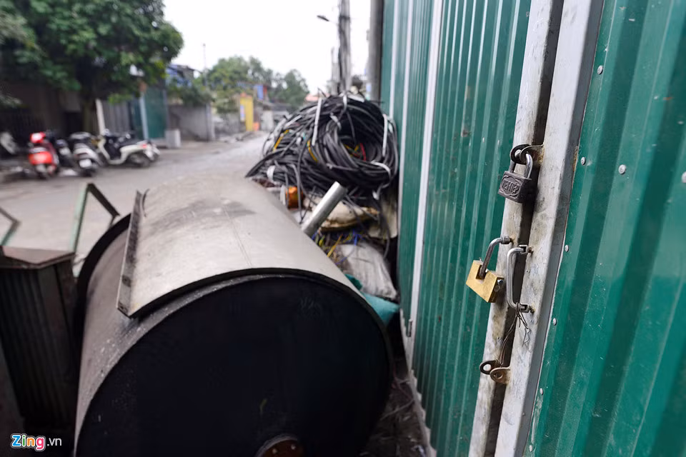 Vốn hoạt động rộn rã suốt ngày đêm, nay khu vực này trở nên im ắng, hầu như người dân chỉ bàn tán về vụ nổ.