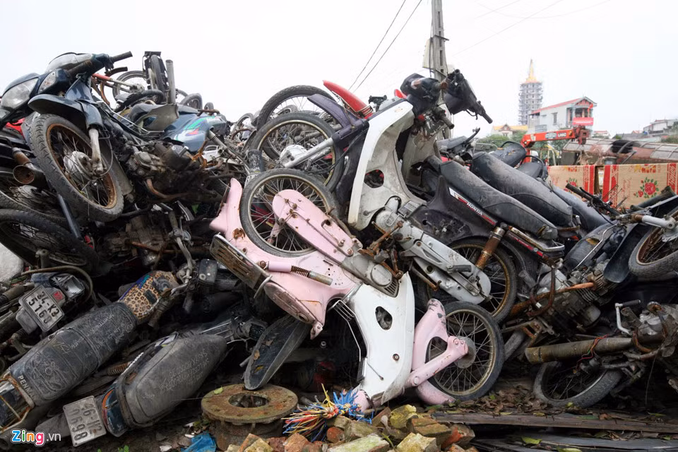 Xe máy cũ nát có cả nghìn chiếc. Mỗi chiếc Wave, Dream hoặc Cub được mua về có giá từ 500.000 đồng đến 700.000 đồng.