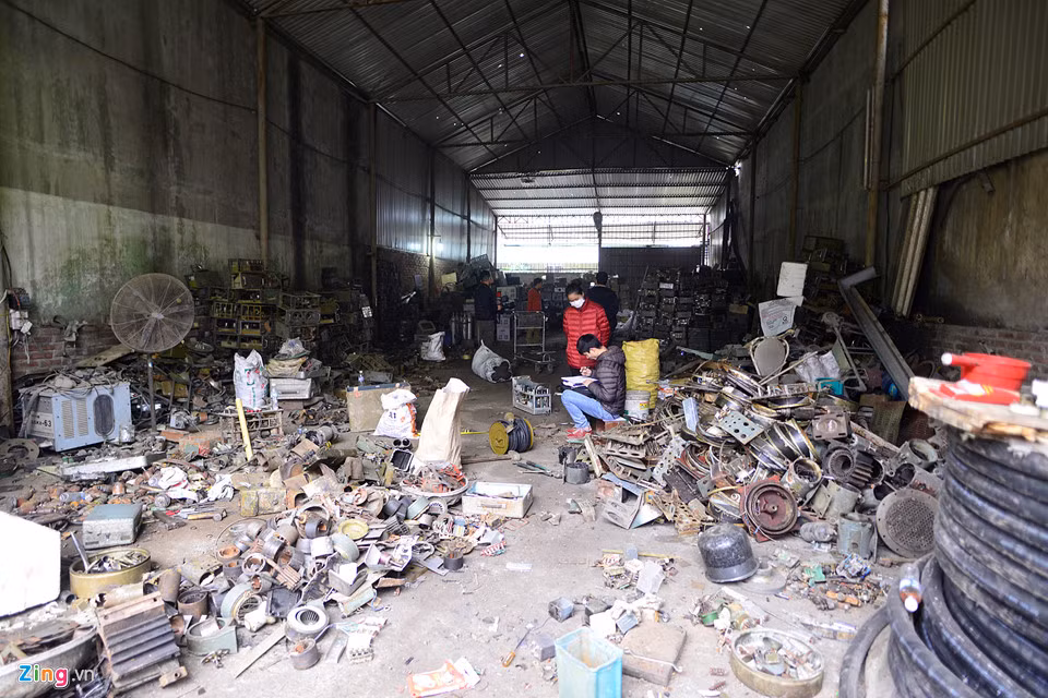 Chiều 3/1, vài giờ sau vụ nổ kinh hoàng, nhiều xưởng, cửa hàng thu mua phế liệu đóng cửa. Cũng trong chiều nay, Công an huyện Yên Phong đột xuất kiểm tra kho hàng nhà ông Đặng Đình Tiến.