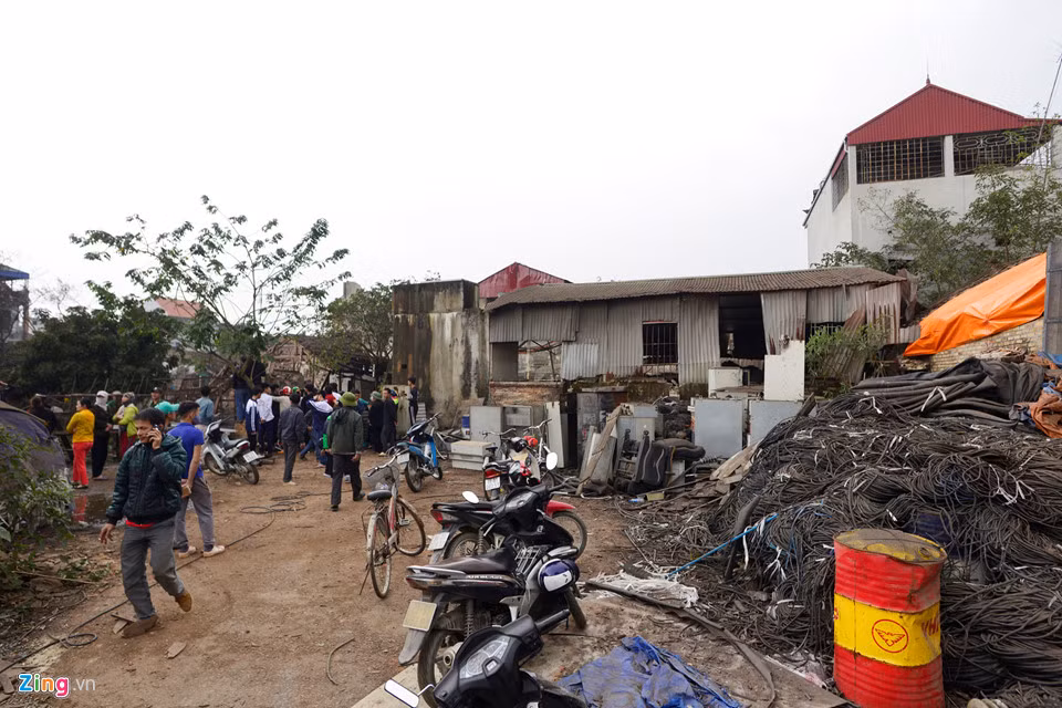 Điểm thu mua phế liệu nằm sát vụ nổ trở thành khu vực cho người dân đứng xem hiện trường.
