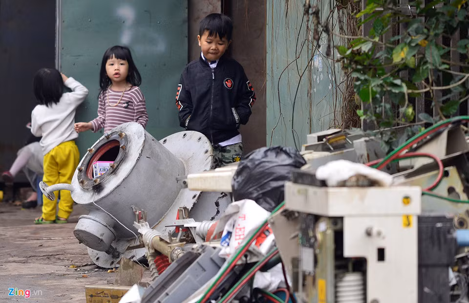 Thi thoảng, có trẻ em vui đùa bên những máy móc cũ kỹ.