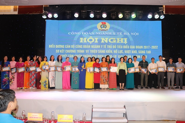 Ha Noi khen thuong 15 tap the xuat sac trong phong, chong dich Covid-19