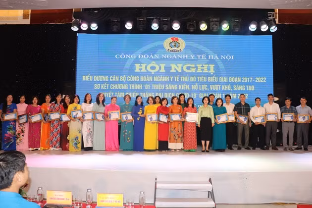 Ha Noi khen thuong 15 tap the xuat sac trong phong, chong dich Covid-19