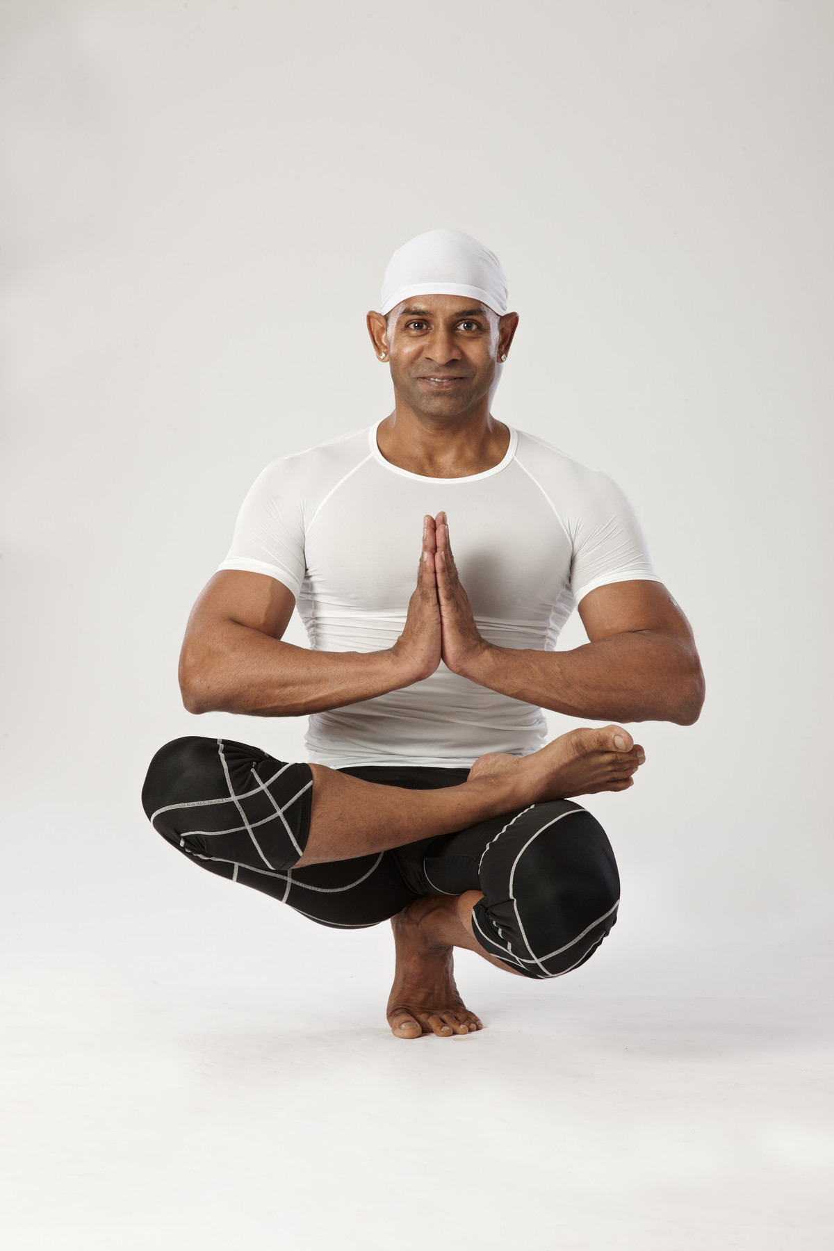 Hai cuốn sách quý về Yoga giúp phát triển sức khoẻ thể chất, tâm thần Hai cuon sach quy ve Yoga giup phat trien suc khoe the chat, tam than