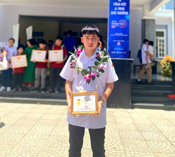 Chan dung nam sinh lop 10 dat giai Nhat Tin hoc tre Toan quoc-Hinh-2