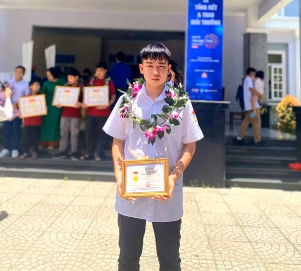 Chan dung nam sinh lop 10 dat giai Nhat Tin hoc tre Toan quoc-Hinh-2