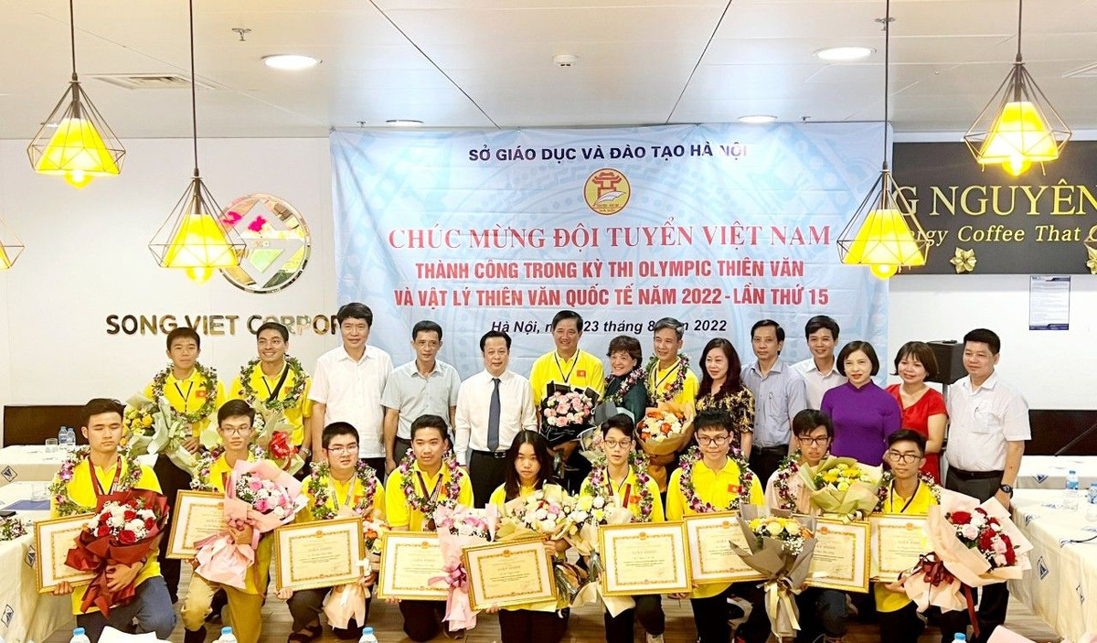 Ha Noi don doan Olympic quoc te Thien van hoc va Vat ly Thien van
